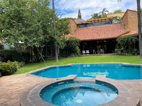 ¡Vive rodeado de naturaleza y comodidad en esta hermosa casa estilo adobe/palapa!