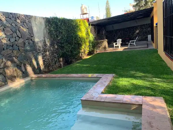 CASA SOLA DE UN NIVEL AMUEBLADA EN RENTA – LOMA BONITA, CUERNAVACA