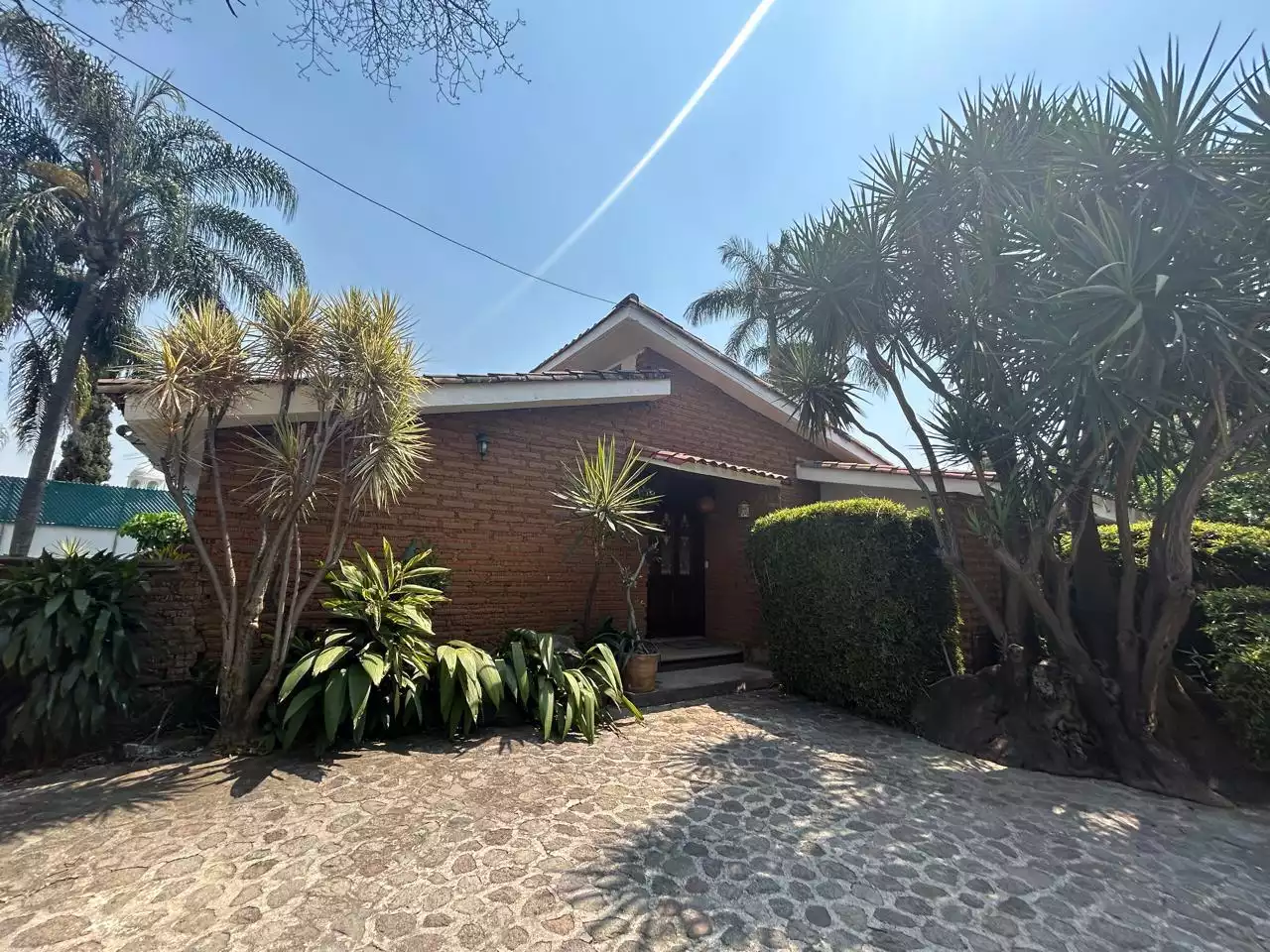 Casa en un solo nivel Estilo Cuernavaca  zona dorada.