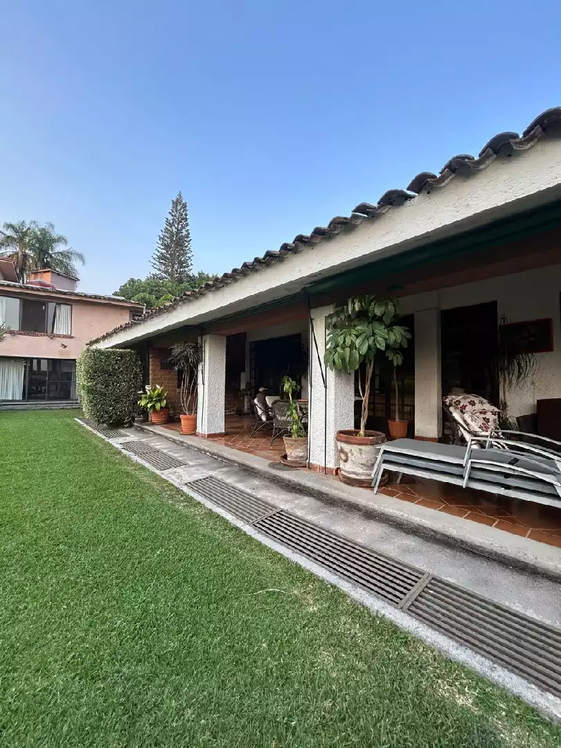 Casa en un solo nivel Estilo Cuernavaca  zona dorada.
