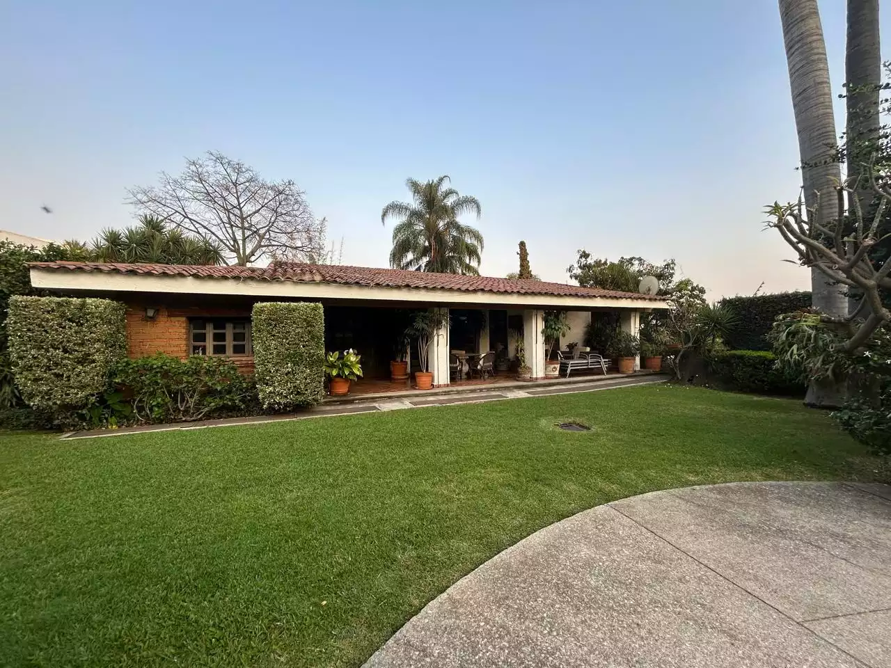 Casa en un solo nivel Estilo Cuernavaca  zona dorada.