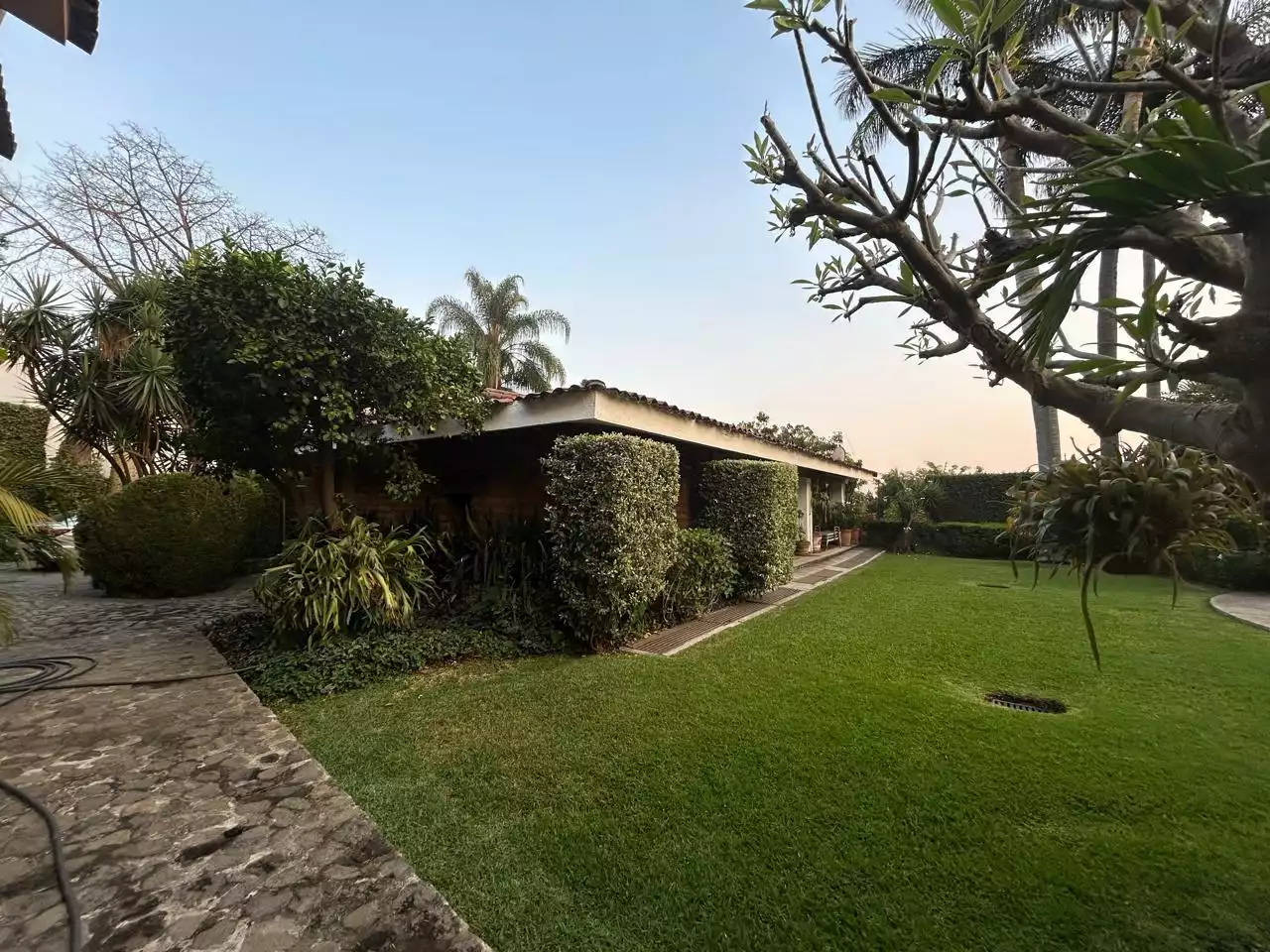Casa en un solo nivel Estilo Cuernavaca  zona dorada.