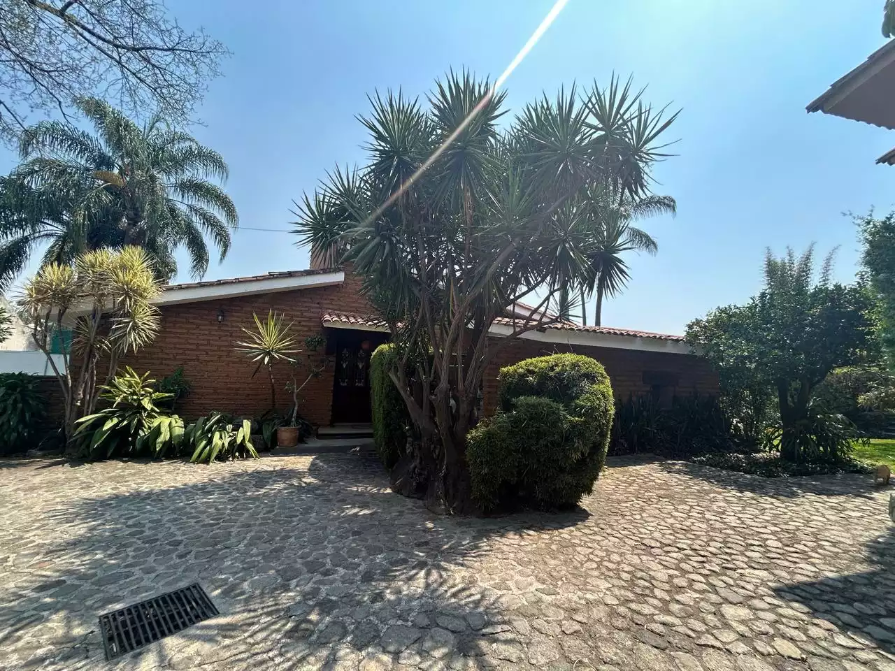 Casa en un solo nivel Estilo Cuernavaca  zona dorada.