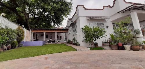 Hermosa Residencia Estilo Colonial en Privada