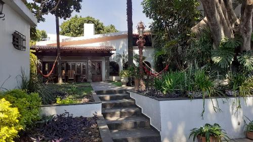 Hermosa Residencia Estilo Colonial en Privada
