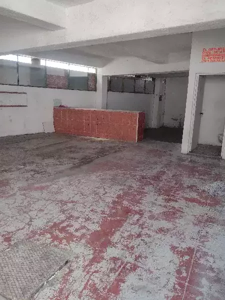 Interesante esquina comercial en avenidas principales con 3 locales y estacionamiento