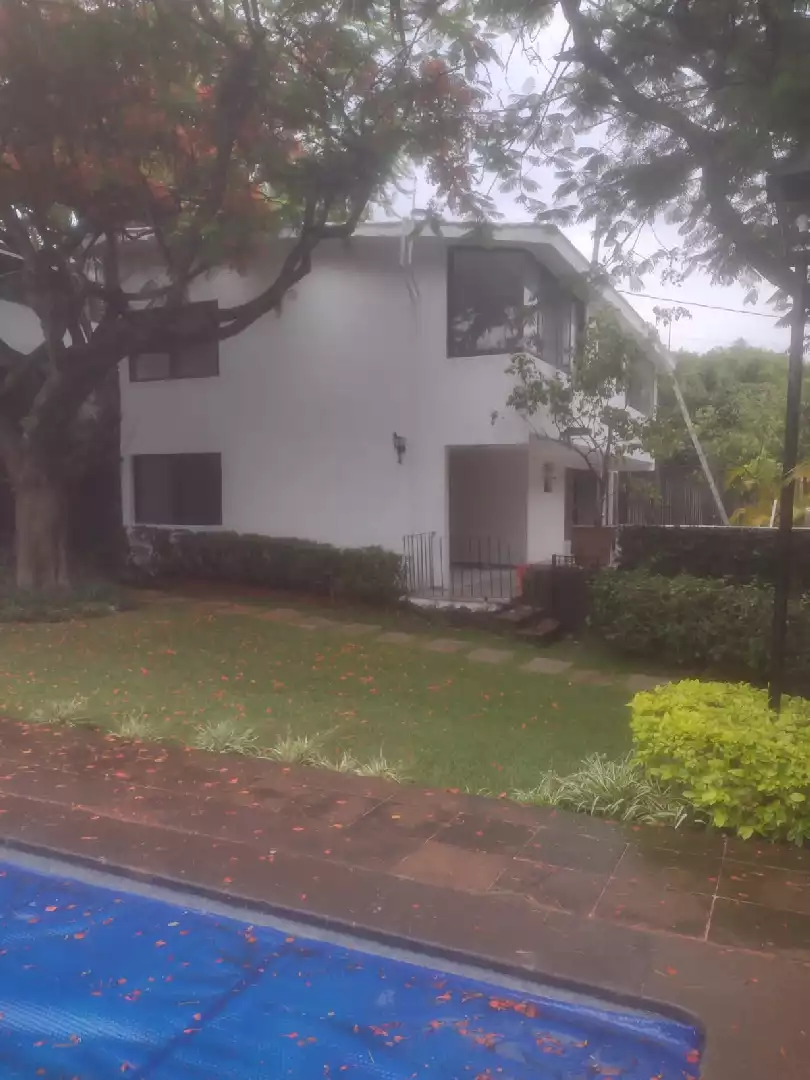Preciosa casa en condominio en zona dorada