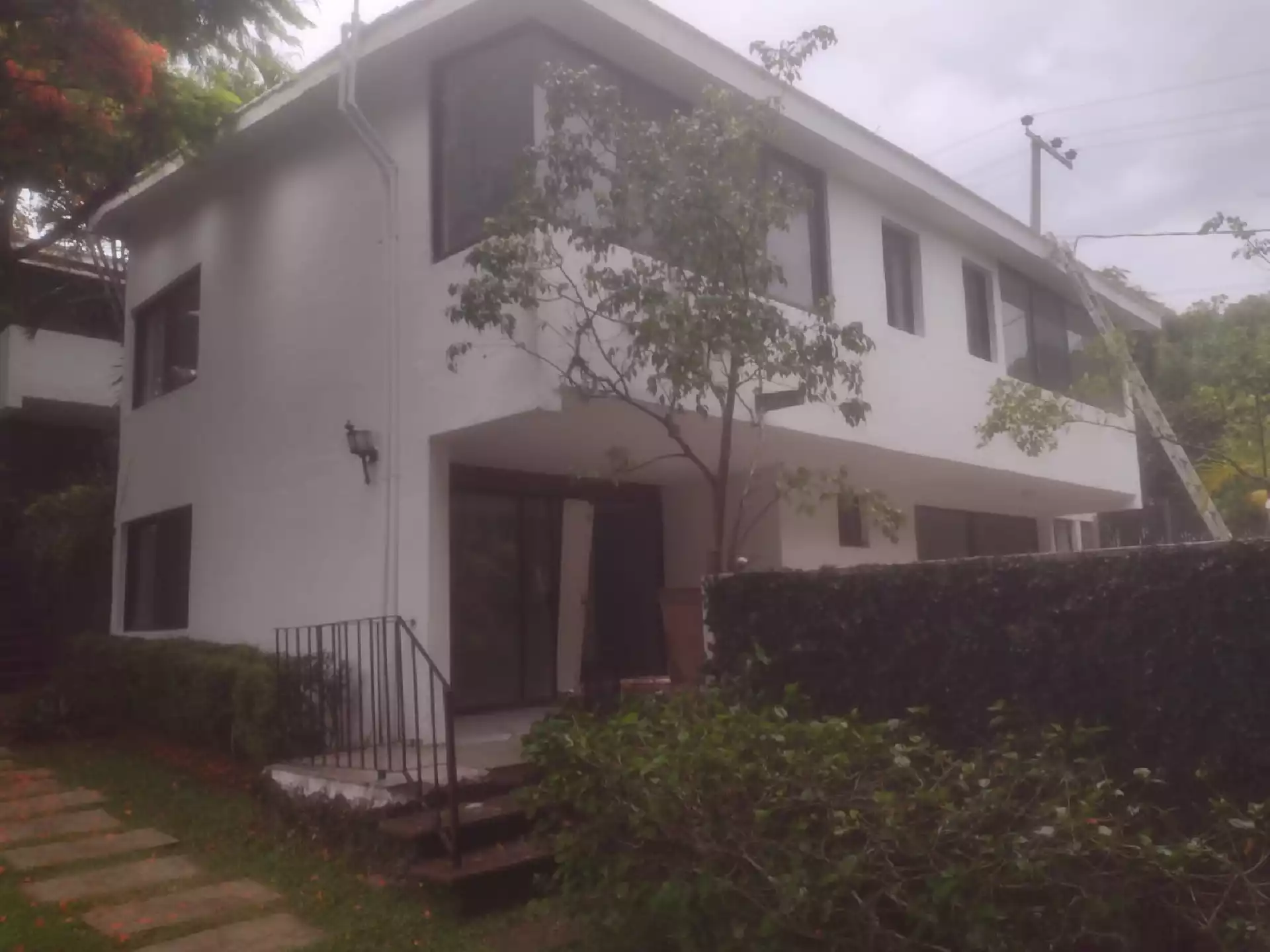Preciosa casa en condominio en zona dorada