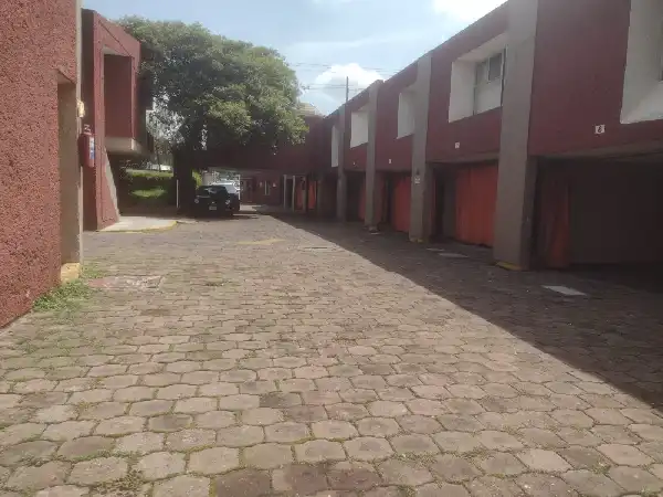 Increíble propiedad sobre avenida a precio de terreno