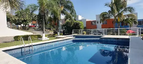 CUERNAVACA VENTA CASA EN CONDOMINIO CON SEGURIDAD JARDÍN Y ALBERCA