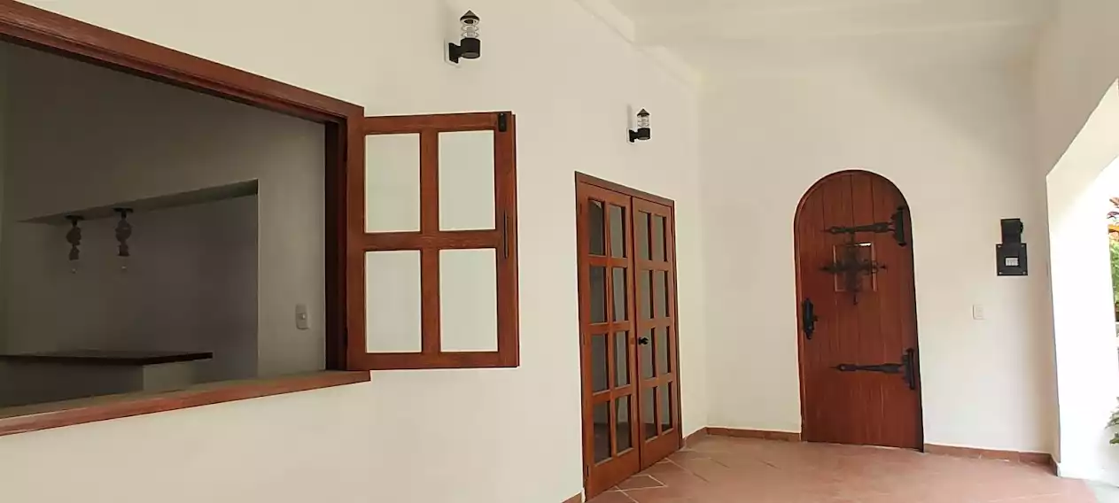 VENTA CASA MUY CERCA DEL CENTRO SOBRE CALLE PRINCIPAL PRÁCTICAMENTE DE UN NIVEL