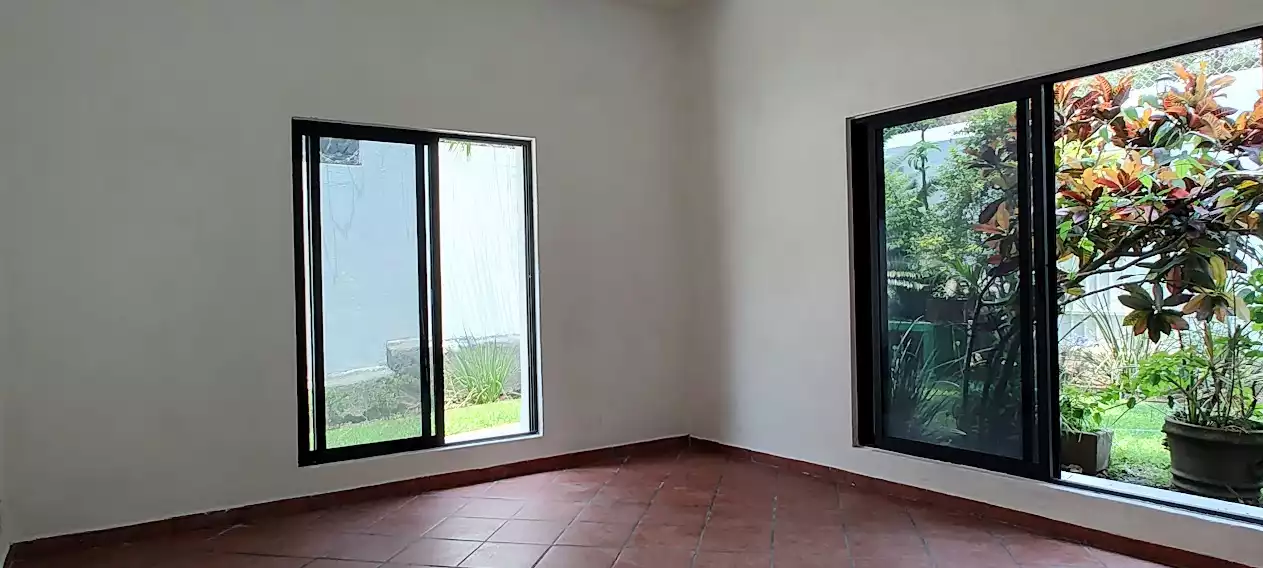VENTA CASA MUY CERCA DEL CENTRO SOBRE CALLE PRINCIPAL PRÁCTICAMENTE DE UN NIVEL