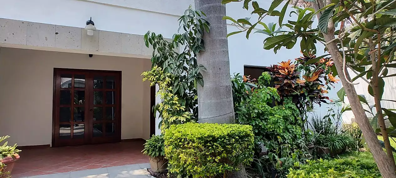 VENTA CASA MUY CERCA DEL CENTRO SOBRE CALLE PRINCIPAL PRÁCTICAMENTE DE UN NIVEL