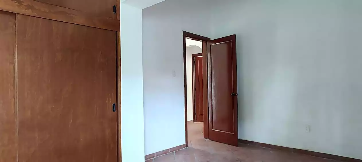 VENTA CASA MUY CERCA DEL CENTRO SOBRE CALLE PRINCIPAL PRÁCTICAMENTE DE UN NIVEL