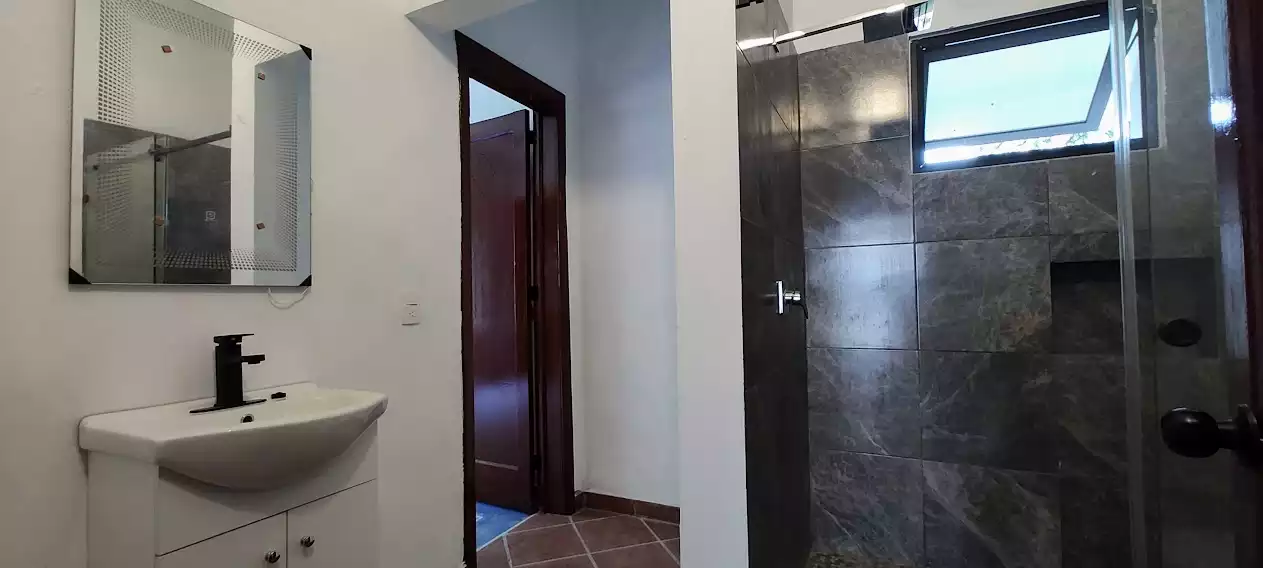 VENTA CASA MUY CERCA DEL CENTRO SOBRE CALLE PRINCIPAL PRÁCTICAMENTE DE UN NIVEL