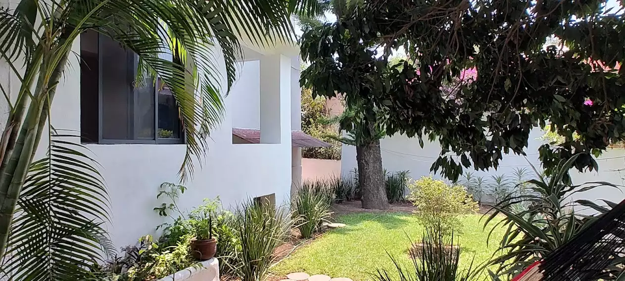 VENTA CASA MUY CERCA DEL CENTRO SOBRE CALLE PRINCIPAL PRÁCTICAMENTE DE UN NIVEL