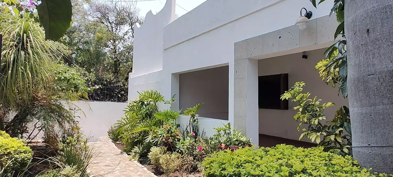 VENTA CASA MUY CERCA DEL CENTRO SOBRE CALLE PRINCIPAL PRÁCTICAMENTE DE UN NIVEL