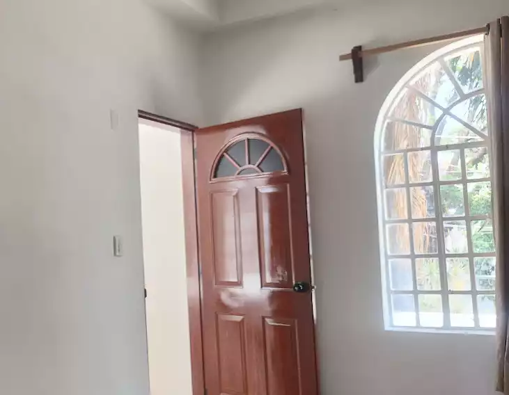 VENTA CASA MUY CERCA DEL CENTRO SOBRE CALLE PRINCIPAL PRÁCTICAMENTE DE UN NIVEL