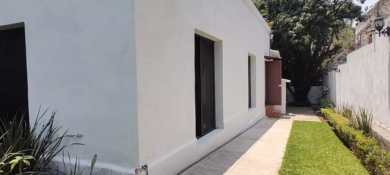 VENTA CASA MUY CERCA DEL CENTRO SOBRE CALLE PRINCIPAL PRÁCTICAMENTE DE UN NIVEL