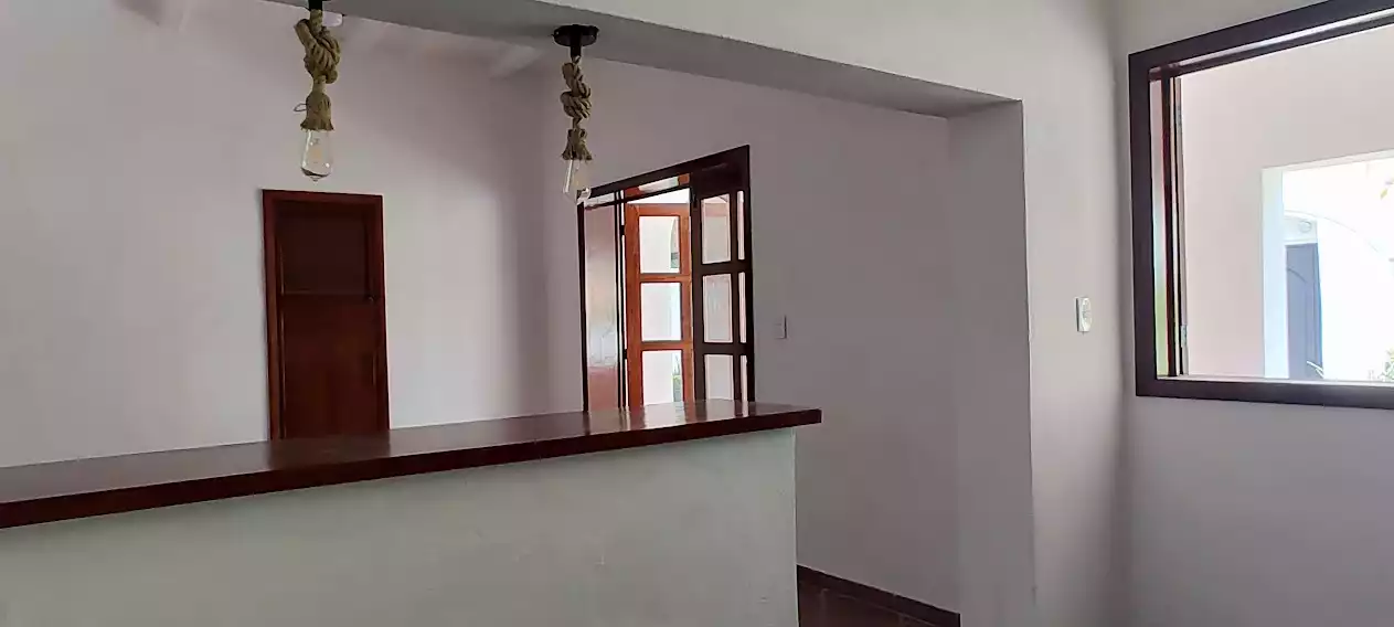 VENTA CASA MUY CERCA DEL CENTRO SOBRE CALLE PRINCIPAL PRÁCTICAMENTE DE UN NIVEL