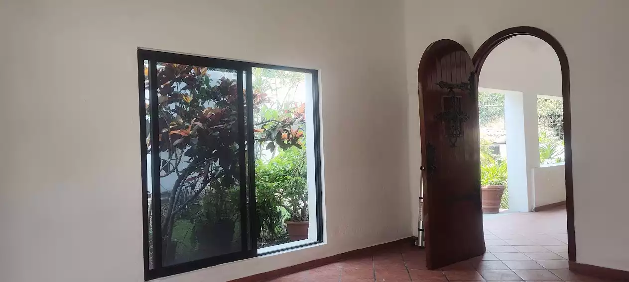 VENTA CASA MUY CERCA DEL CENTRO SOBRE CALLE PRINCIPAL PRÁCTICAMENTE DE UN NIVEL
