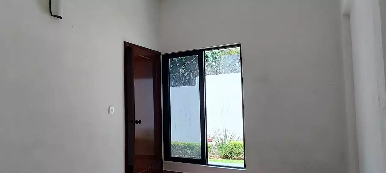 VENTA CASA MUY CERCA DEL CENTRO SOBRE CALLE PRINCIPAL PRÁCTICAMENTE DE UN NIVEL