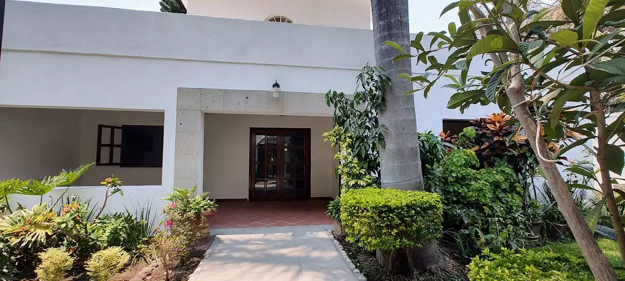 VENTA CASA MUY CERCA DEL CENTRO SOBRE CALLE PRINCIPAL PRÁCTICAMENTE DE UN NIVEL