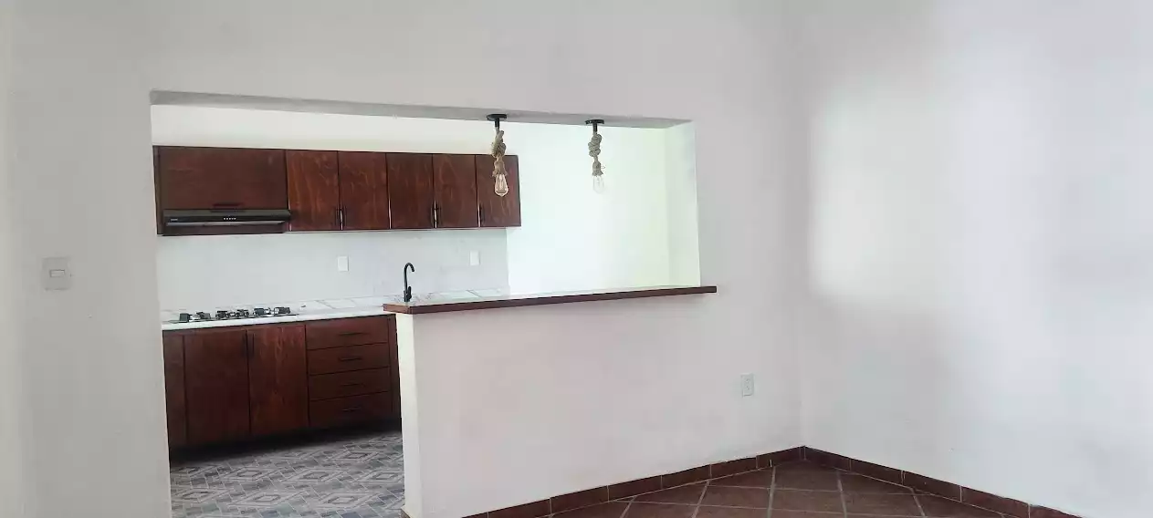 VENTA CASA MUY CERCA DEL CENTRO SOBRE CALLE PRINCIPAL PRÁCTICAMENTE DE UN NIVEL