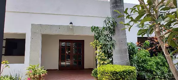 VENTA CASA MUY CERCA DEL CENTRO SOBRE CALLE PRINCIPAL PRÁCTICAMENTE DE UN NIVEL