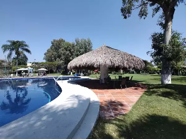 VISTA HERMOSA RENTA CASA EN CONDOMINIO SEGURO CON JARDINES, ALBERCA, CANCHA DE TENIS