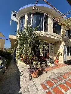 CASA SOLA CON AMPLIOS ESPACIOS