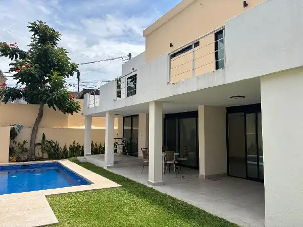 CASA EN VENTA, PRIVADA CON VIGILANCIA A SOLO 10 MINUTOS DEL CENTRO DE CUERNAVACA