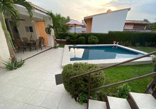 RENTA CASA MODERNA UN NIVEL , CON ALBERCA EN PRIVADA CON SEGURIDAD COL. PALMIRA CUERNAVACA
